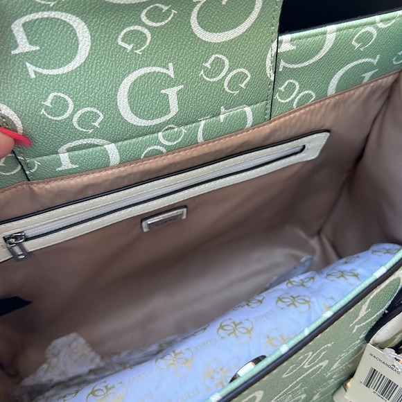 New GUESS Oak Park Logo Carryall - Picture 8 of 13